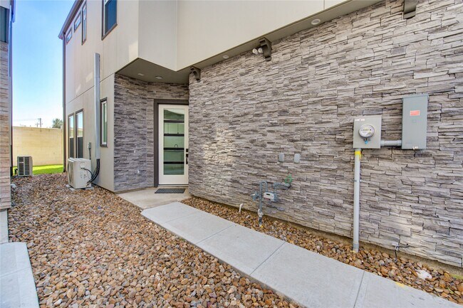 Building Photo - 2919 El Fenice Ln