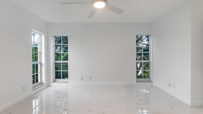 Building Photo - 3000 N Palm Aire Dr