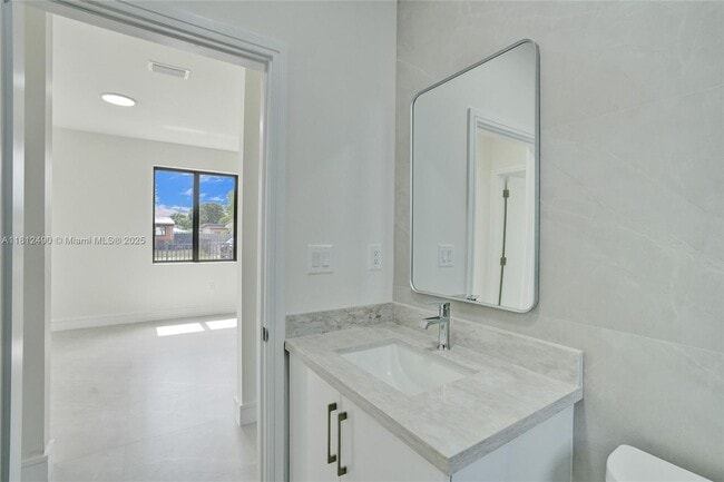 Building Photo - 301 E 51st St