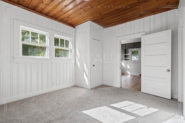 Building Photo - Updated 3 Bed 2 Bath with Large Fenced Yard