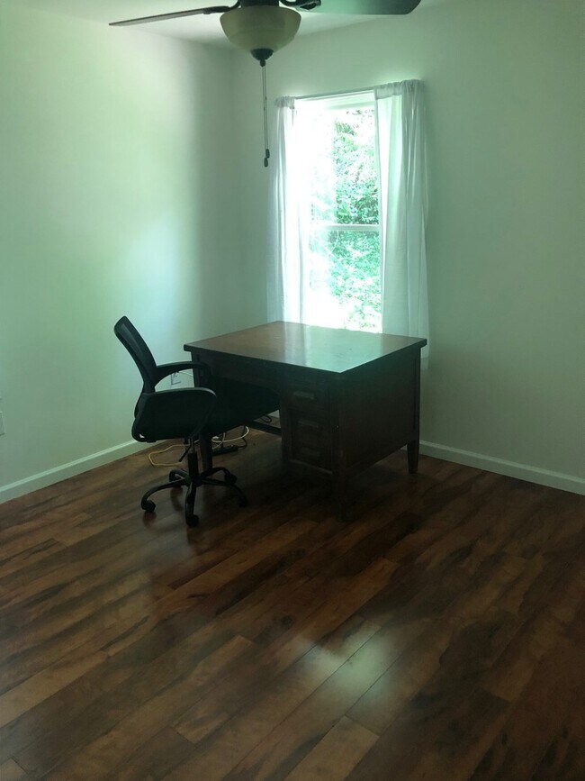 Building Photo - 2 bedroom, 1 bath House: Available August 2025!