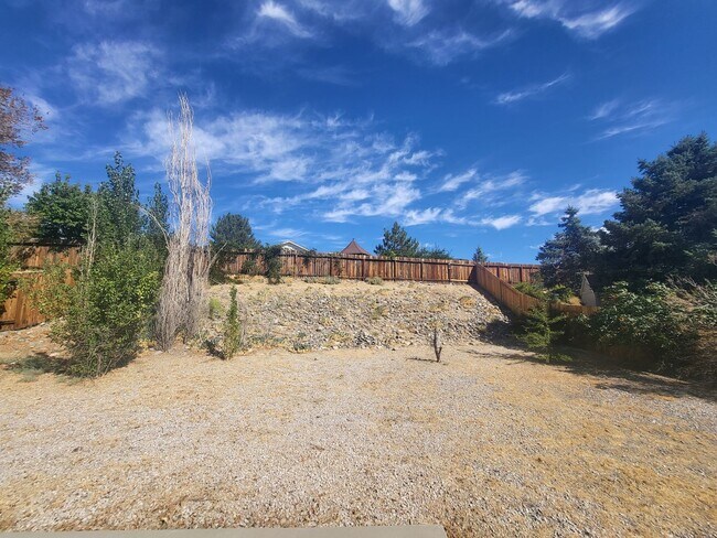 Building Photo - 996 Desert Dr