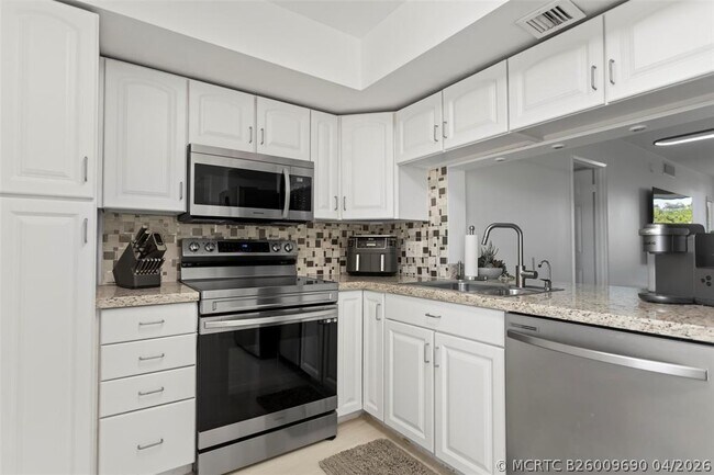 Building Photo - 3100 NE 48th Ct