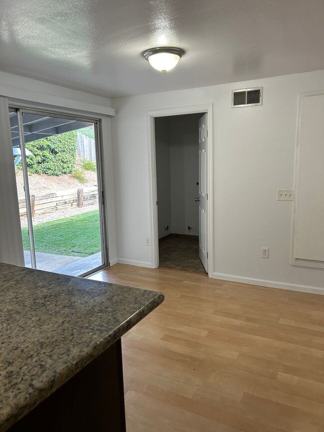 Building Photo - Poway 3 Br 2 ba - Central location - EZ Fr...