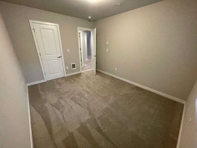 Building Photo - 4bd/3.5ba Lynnwood Townhouse