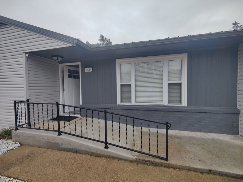 Building Photo - 220 E Hendron Chapel Rd