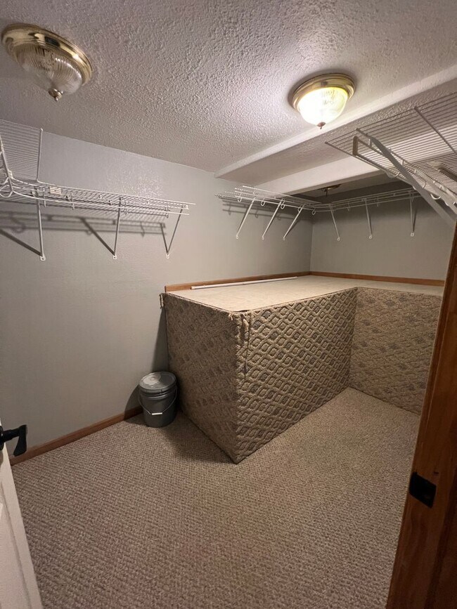 Building Photo - 5 bedroom/3 bath w/mother in law style qua...