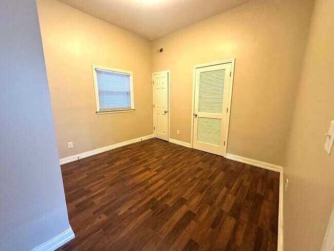 Building Photo - Renovated Germantown House in Great Location