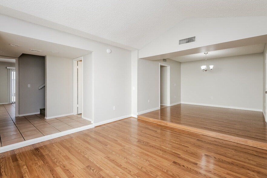 Building Photo - 521 N Red Rock St