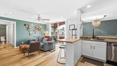 Building Photo - 860 Turquoise St