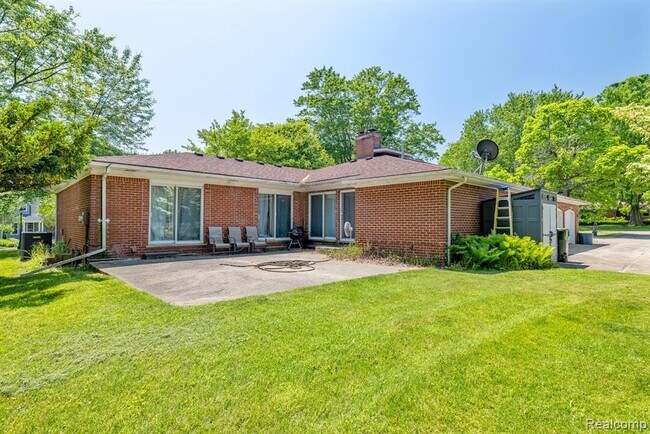 Building Photo - 297 Vreeland Dr
