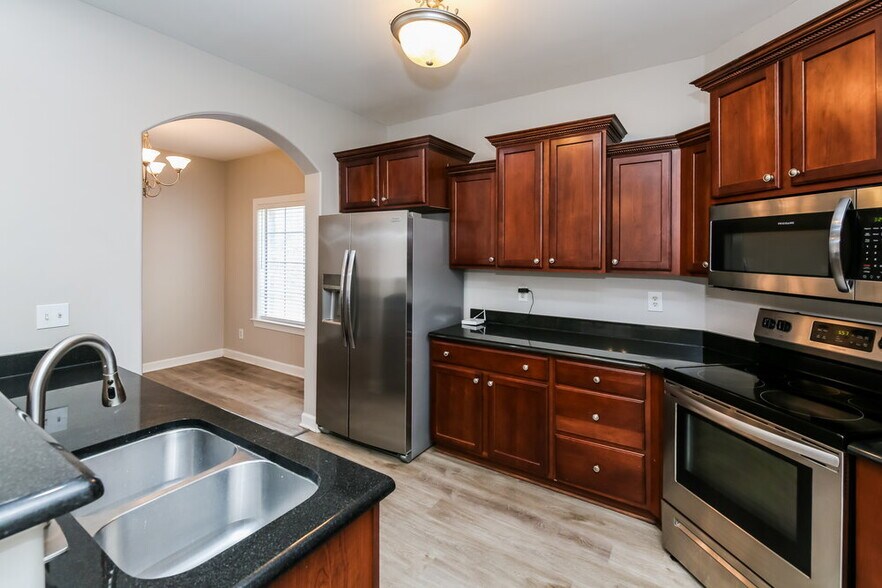 Building Photo - 7400 Brentridge Dr