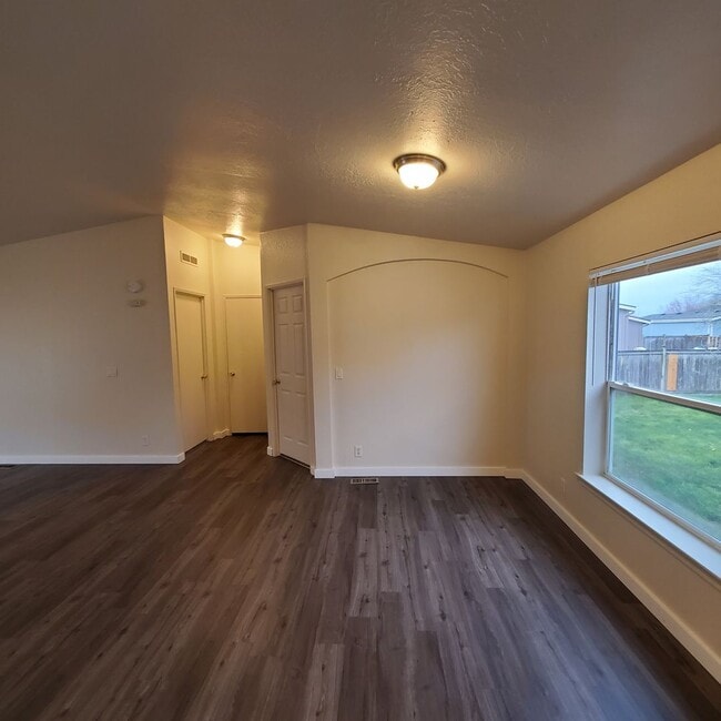 Building Photo - Pet Friendly 4 bedroom 2 bath home w/ 2 car garage