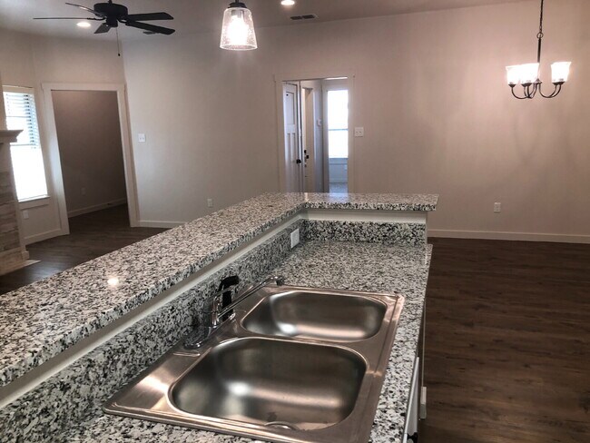 Building Photo - Beautiful well-maintained townhome
