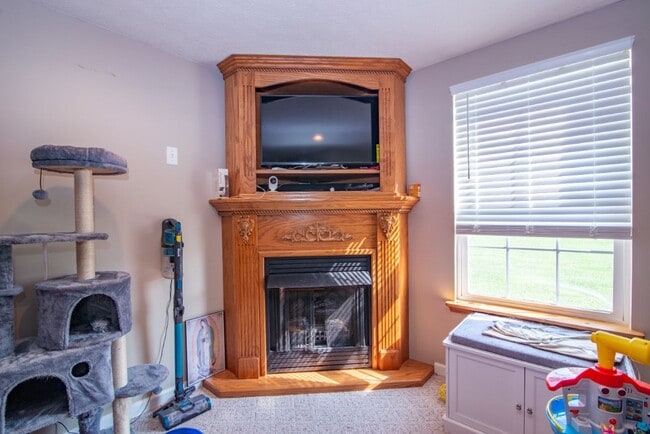 Building Photo - 650 Farmington Dr