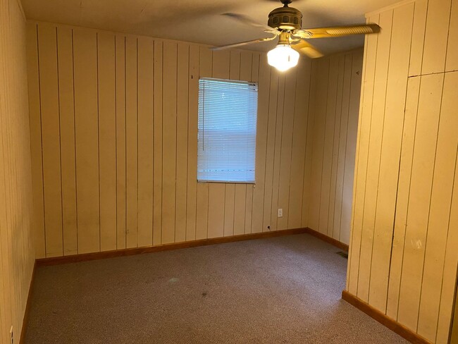 Building Photo - come look at this 3 bedroom 1 bathroom home