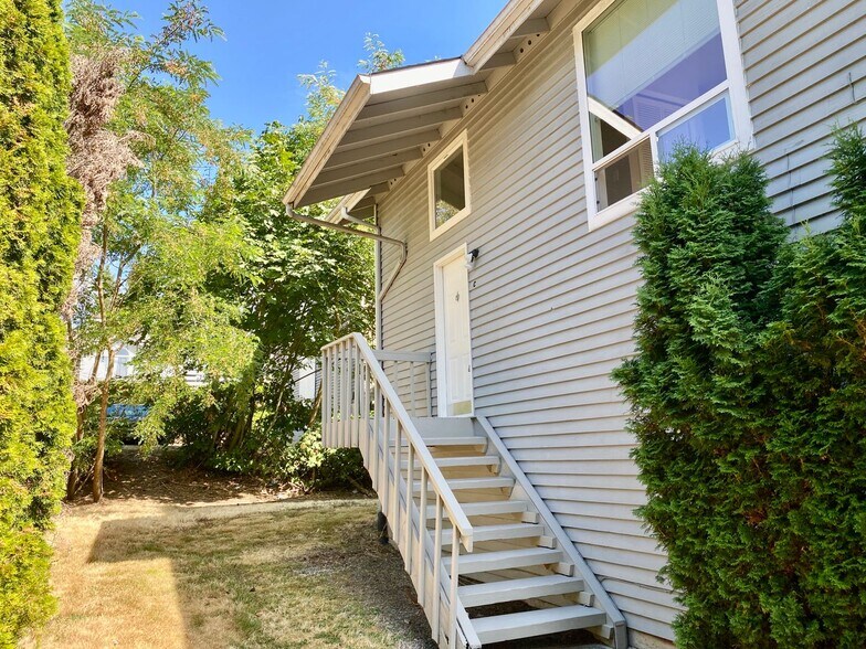 Building Photo - Bacolas Duplex 2