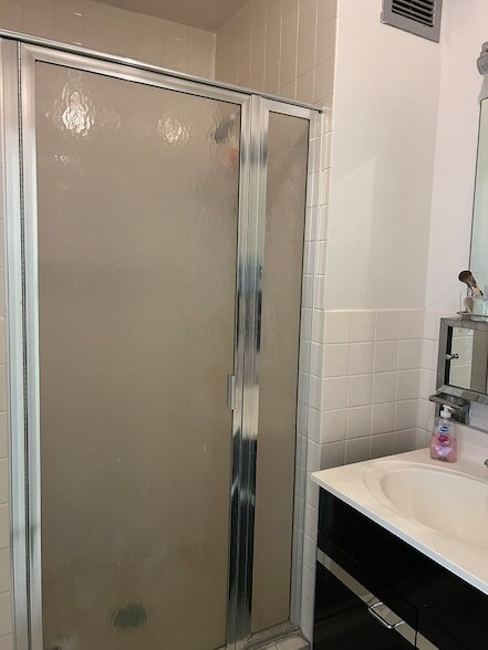 Building Photo - 6301 N Sheridan Rd