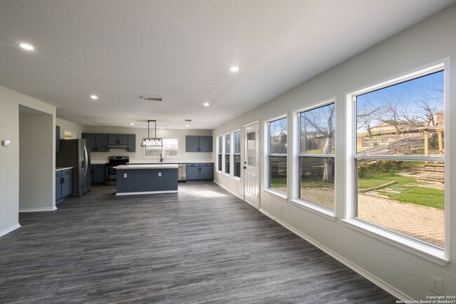 Building Photo - Beautiful, fully remodeled 3 bedroom, 2.5 ...