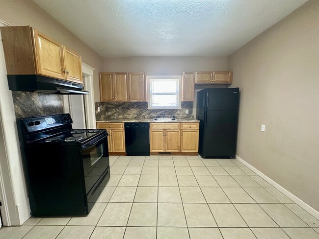 Building Photo - Peteyboy Properties LLC-437 W Jackson A &amp; B