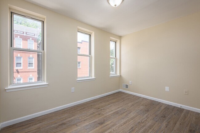 Building Photo - Beautifully renovated 4 BR/ 2 BA