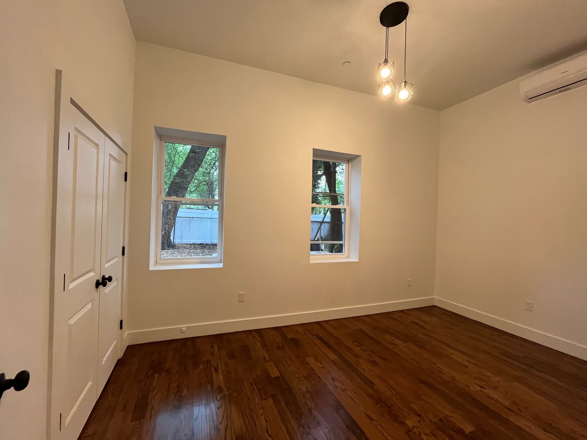 King size bedroom, 10 foot ceiling - 48 Bergen Ave