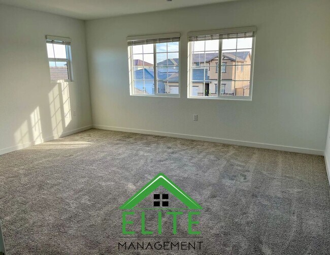 Building Photo - Impeccable 3-Bedroom, 2-Bath Home in the H...