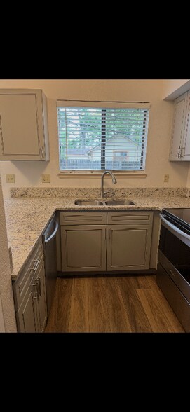 Building Photo - 5275 Columbine Ln