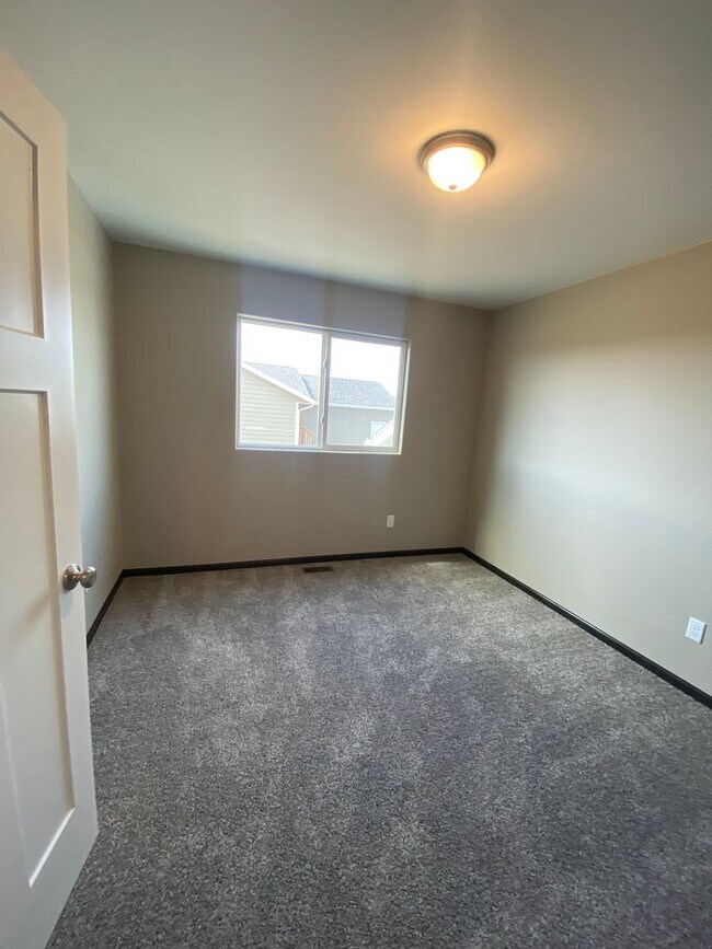 Building Photo - 4 BED | 3 BATH | DOUBLE GARAGE | RAPID VALLEY