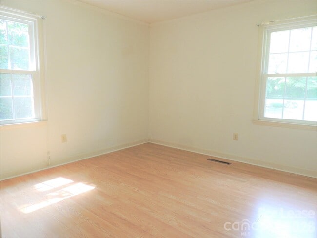 Building Photo - 131 Holbrook St