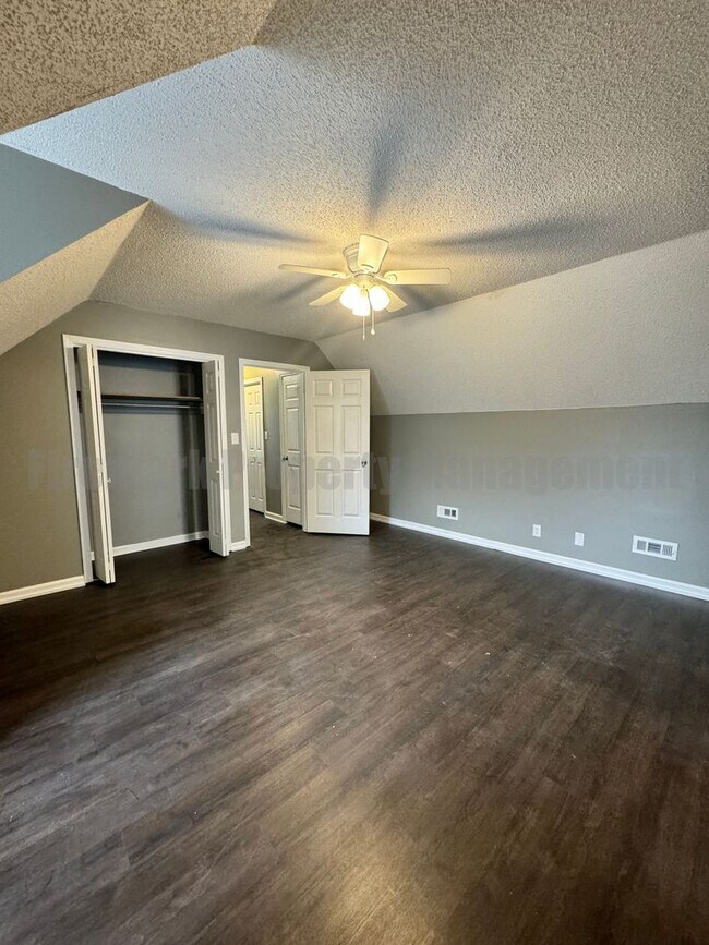 Building Photo - Newly Renovated 4 Bedroom 2 Bathroom