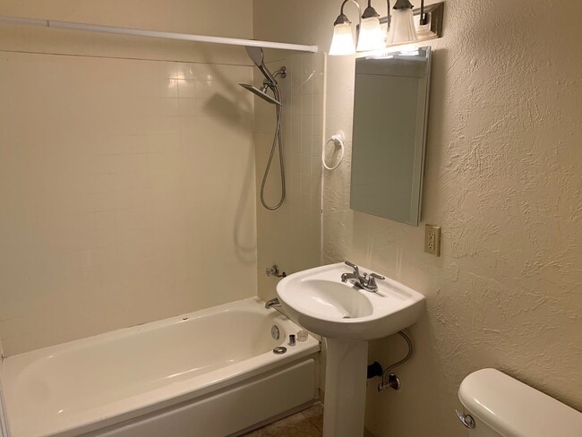 Building Photo - Bright & Spacious 3-Bedroom Home in Desirable River Road Area