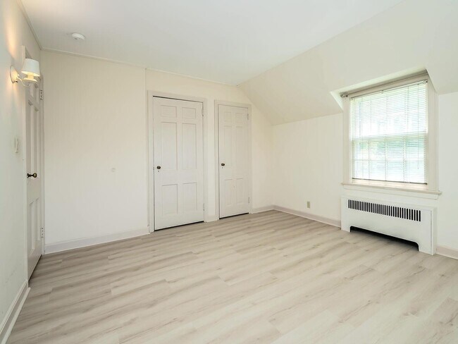 Building Photo - 221 Manhasset Ave