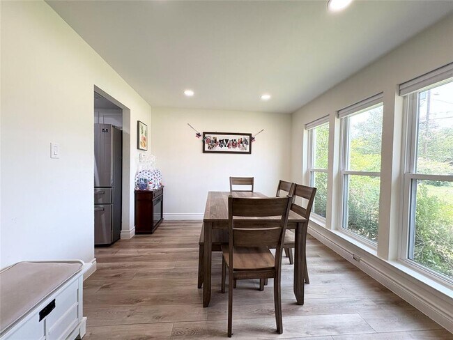 Building Photo - 1404 Cedar Park Dr