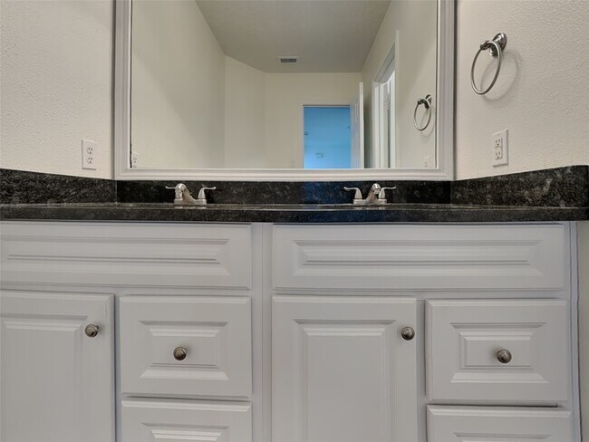 Building Photo - 16973 Scenic Knoll