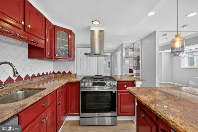 Building Photo - 10320 Westlake Dr