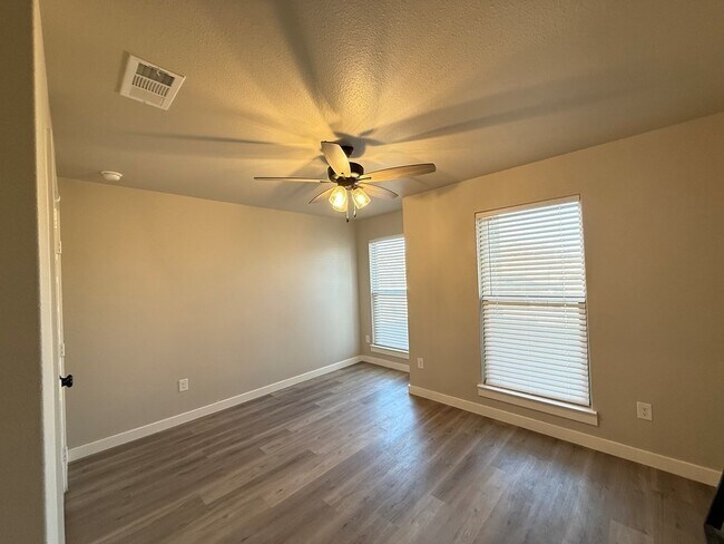 Building Photo - 6101 Poppy Dr