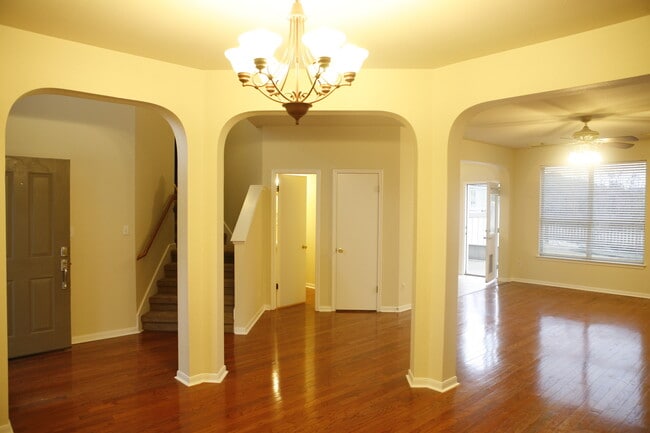 Building Photo - Fabulous 3/2.5   Home in Circle C - Great Views, Yard, Beautiful Home!