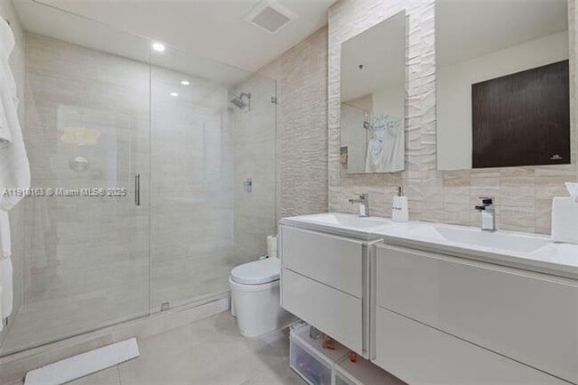 Building Photo - 808 Brickell Key Dr