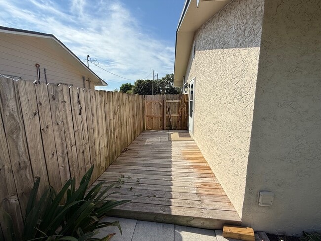 Building Photo - 10804 Hale Ave