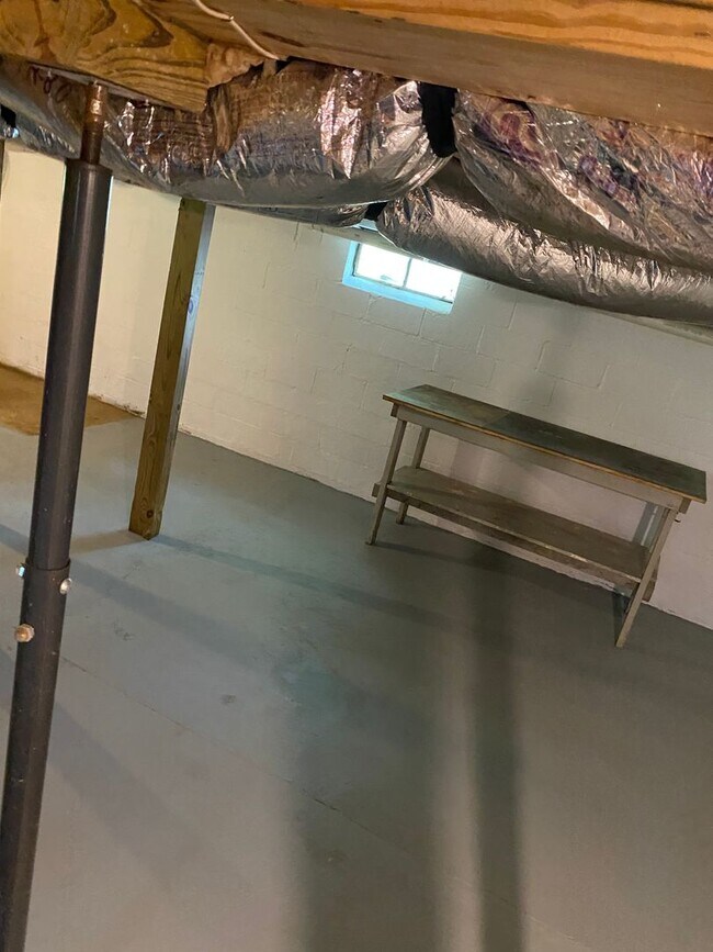 Building Photo - Great location 2 bedroom 1 bath home near APSU and Downtown!