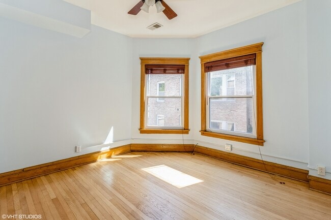 Building Photo - 836 E 52nd St