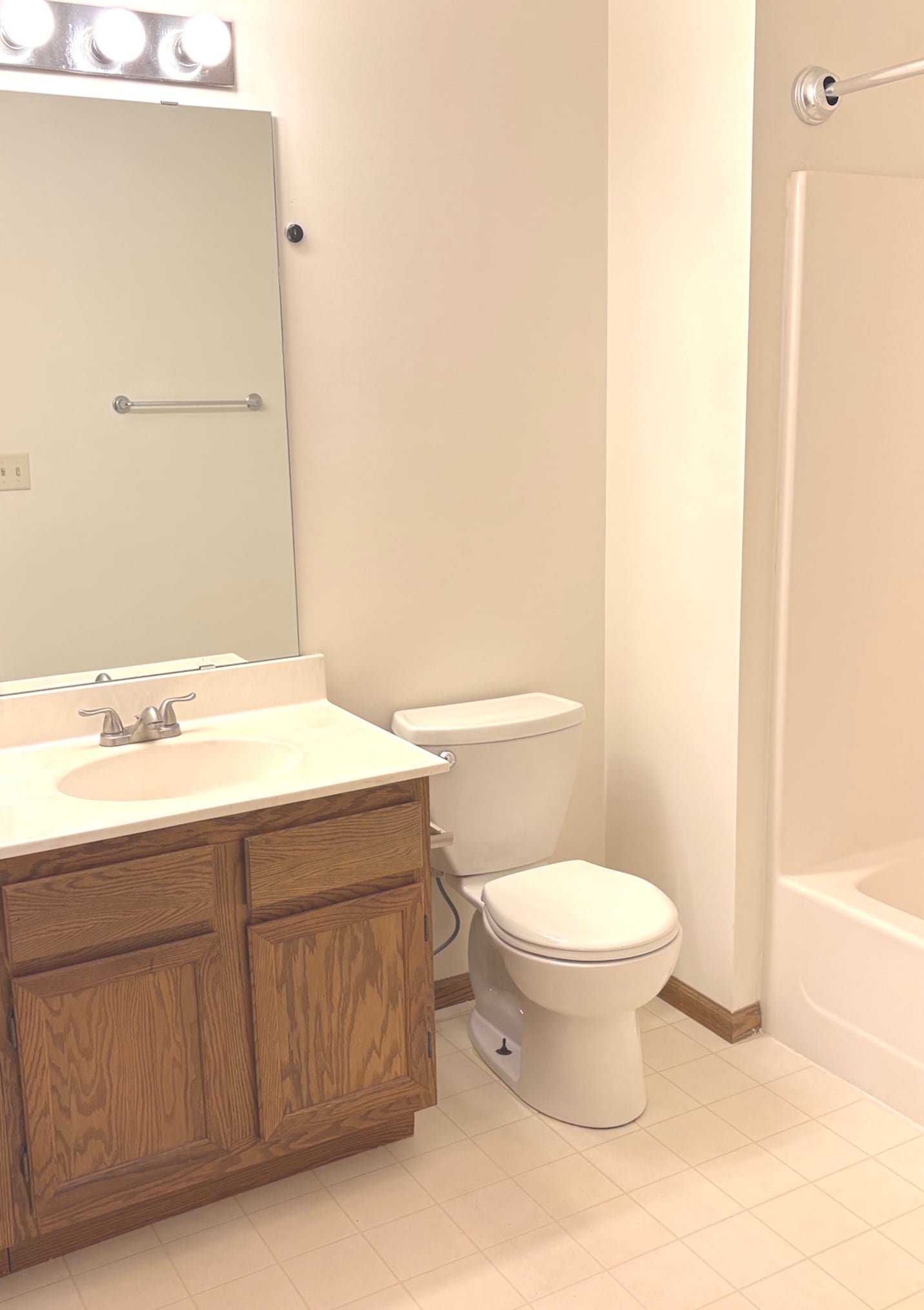 Second Level Bathroom - 1119 Pecks Woods Dr