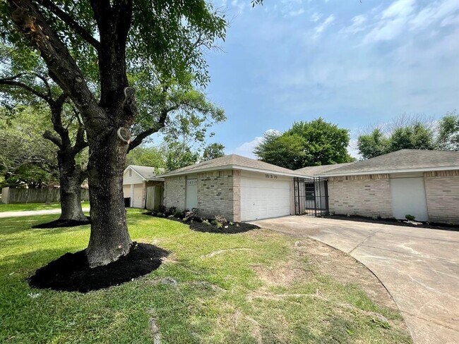 Building Photo - 10310 Oak Acres Dr