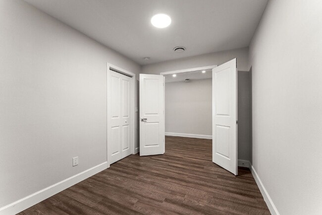 Building Photo - Charming 4-Bed with 2 Full Baths and Large...