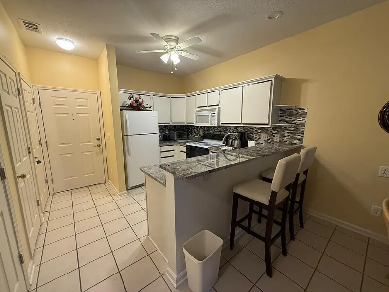 Building Photo - 472 River Oaks Dr