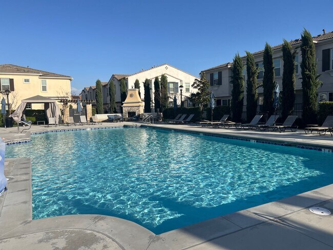 Building Photo - Spacious 3 bedroom, 3-bathroom condo for rent