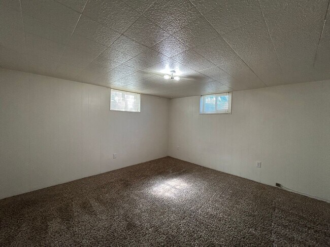 Building Photo - Berneau Orem Duplex