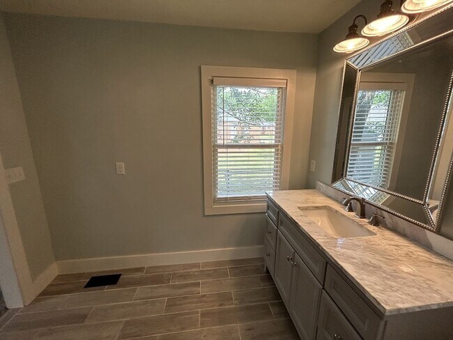 Building Photo - 1931 Stevens Dr NE