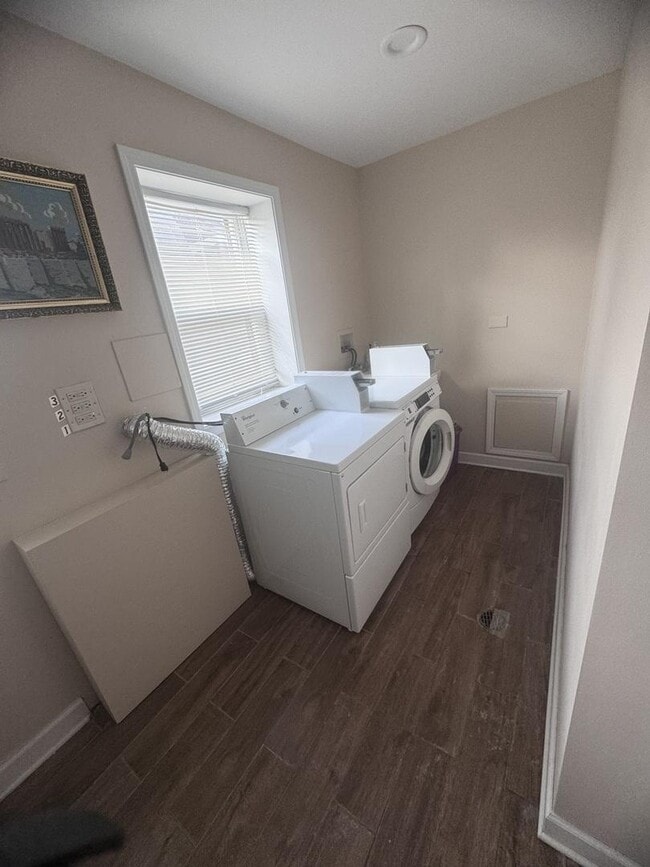 Building Photo - 8108 N Oriole Ave